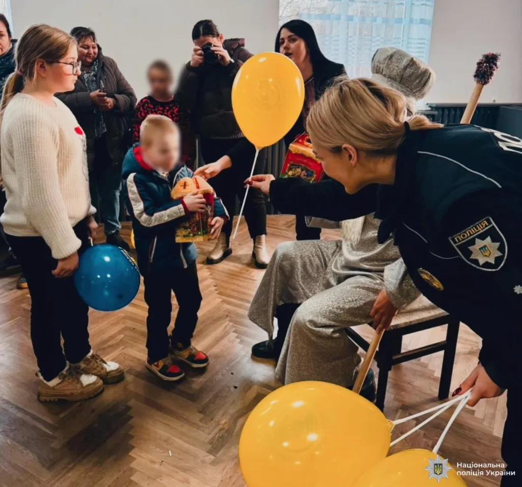 Поліція дарує дітям повітряні кульки та подарунки