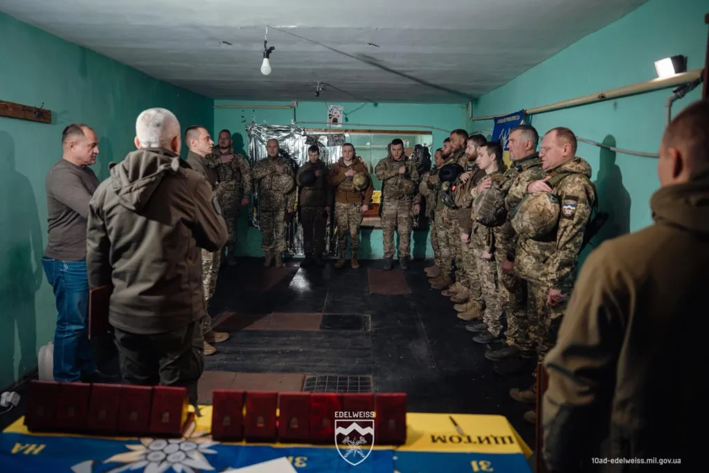 Українські військові під час церемонії нагородження