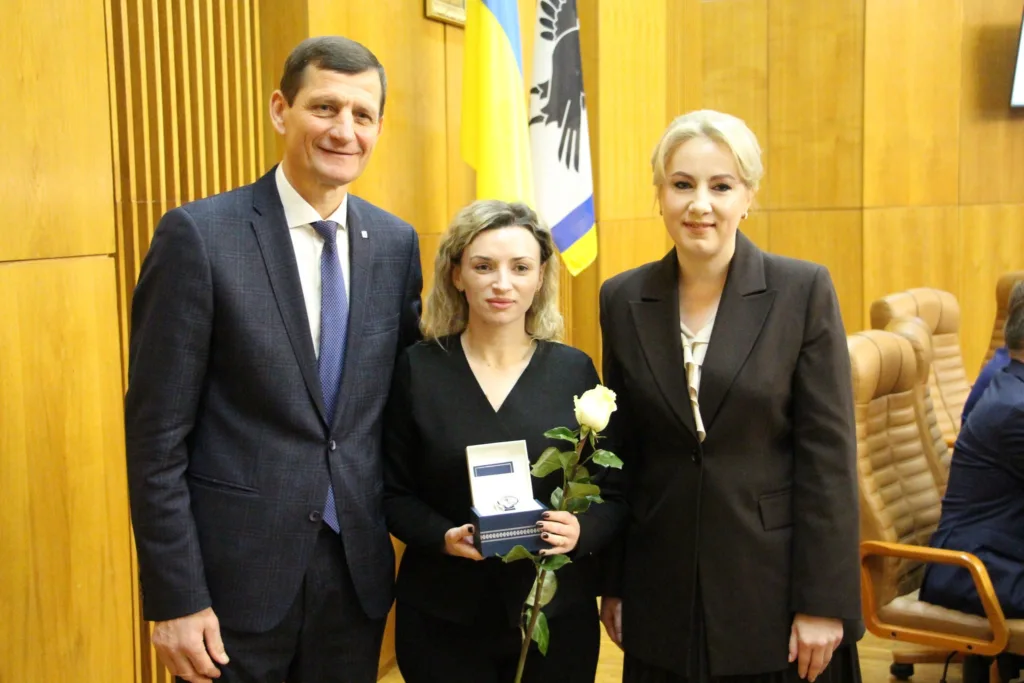 Вручення нагороди жінці у залі засідань