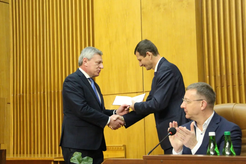 Чоловіки тиснуть руки під час офіційної церемонії