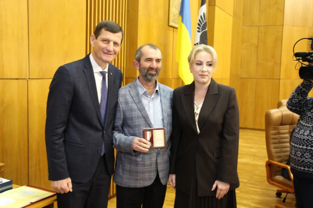 Вручення нагороди у залі з українським прапором