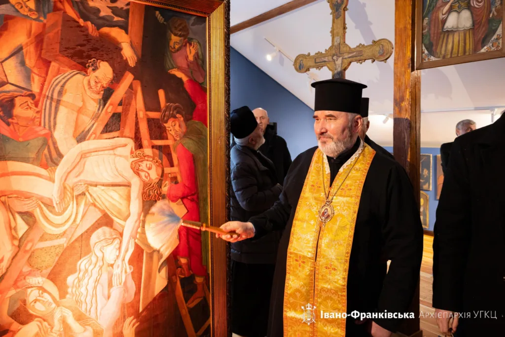 Священник освячує ікону в музеї