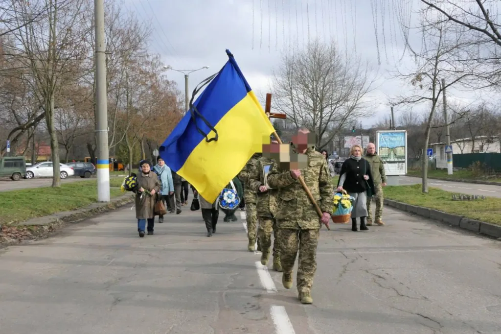 Військові несуть український прапор під час ходи