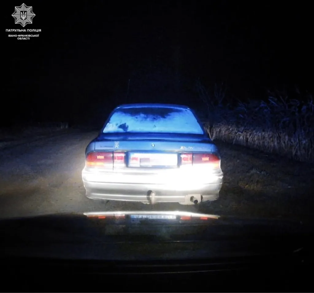 Поліцейська зупинка автомобіля вночі на дорозі