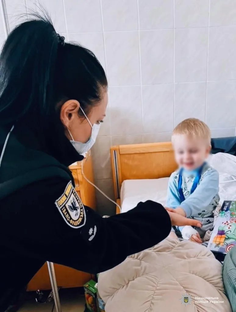Поліцейська спілкується з дитиною в лікарні
