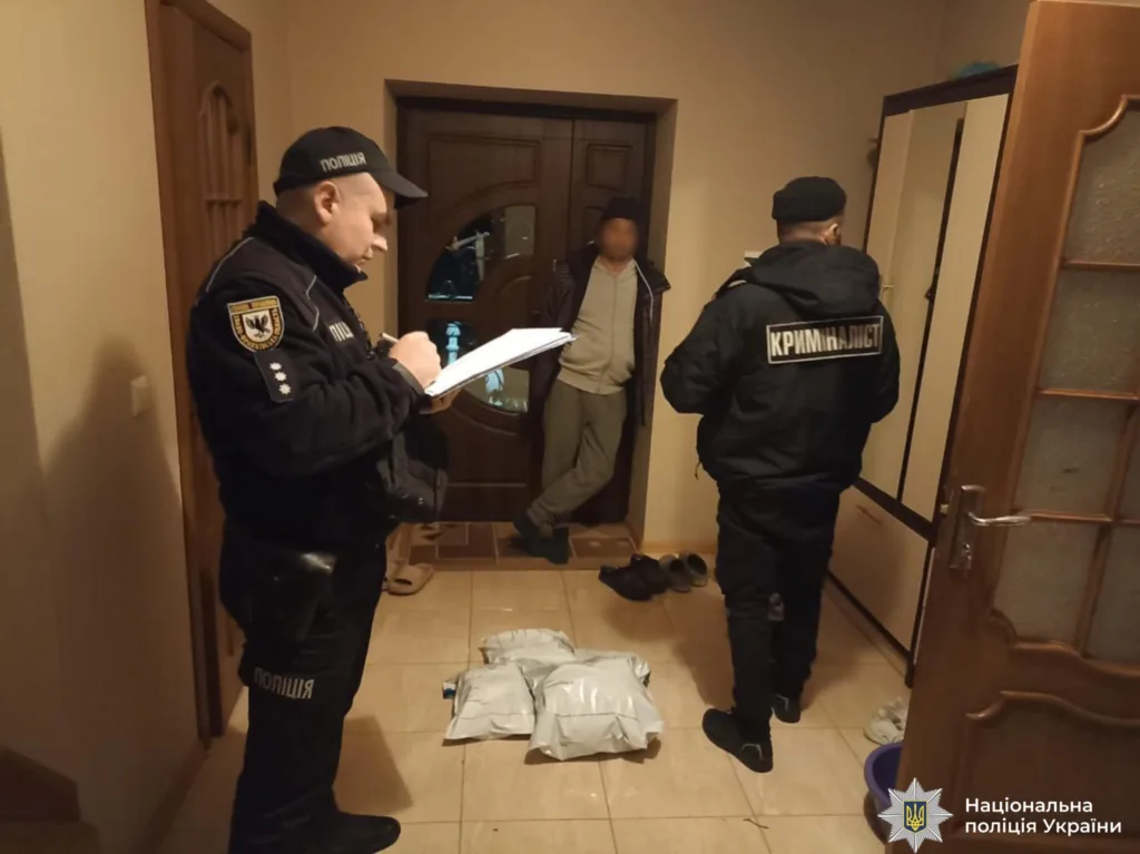 Поліція проводить обшук у приватному будинку