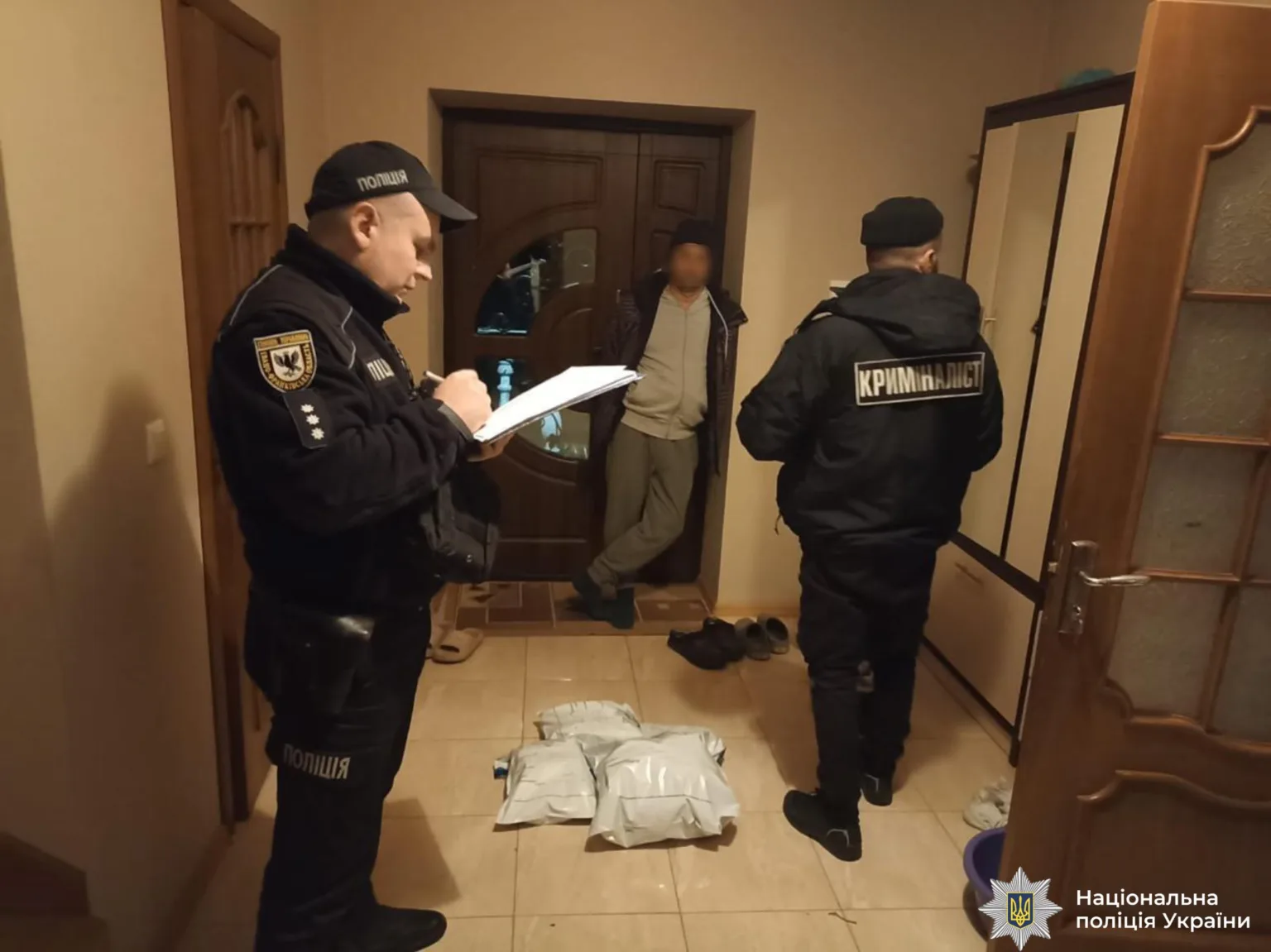 Поліція проводить обшук у приватному будинку