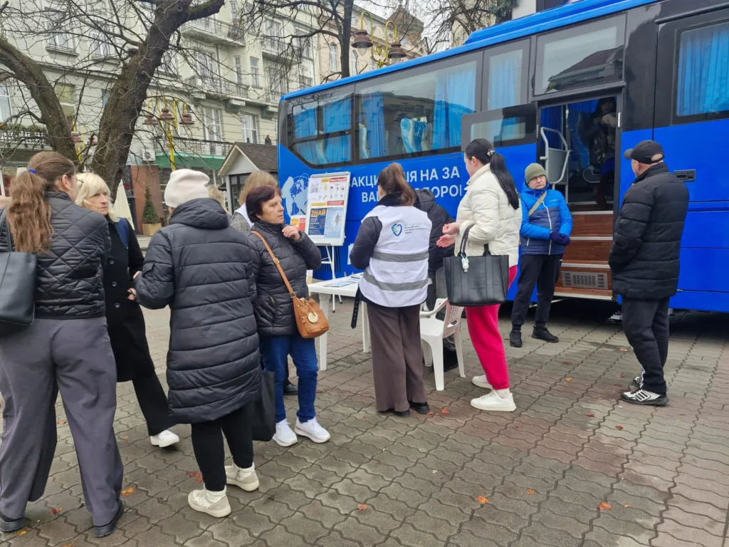 Люди біля мобільного медичного пункту на вулиці