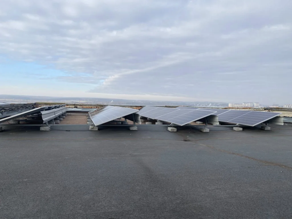 Сонячні панелі на даху будівлі