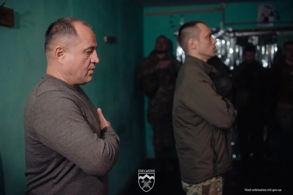 Військові стоять під час урочистої церемонії