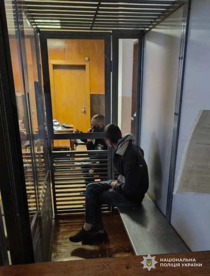 Підозрюваний у клітці під час допиту поліції