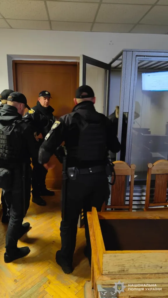 Поліцейські в судовій залі біля клітки