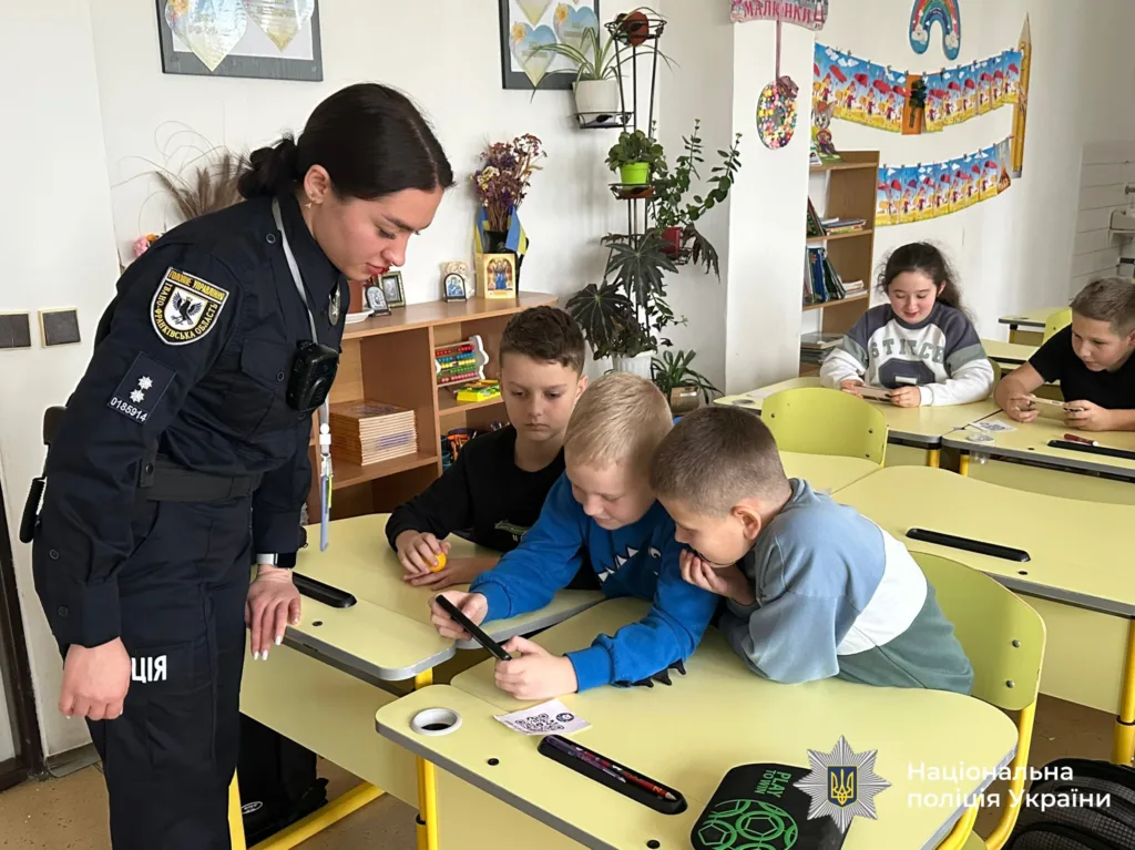 Поліцейська навчає школярів у класі