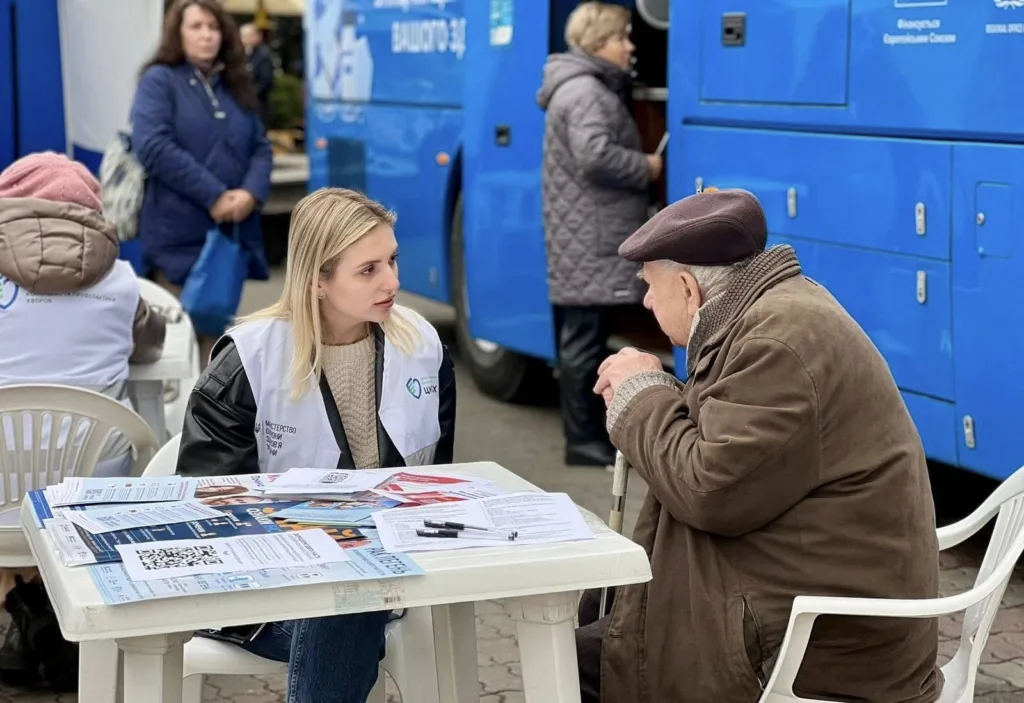 Медичне консультування літнього чоловіка просто неба
