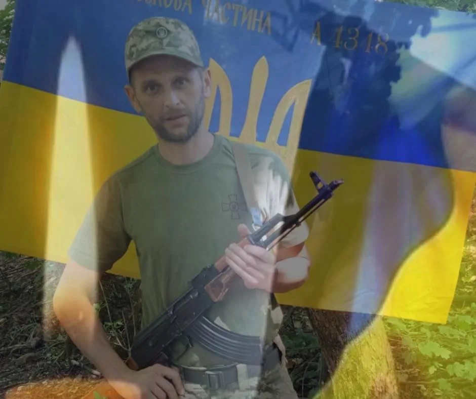 Український військовий на фоні прапора України