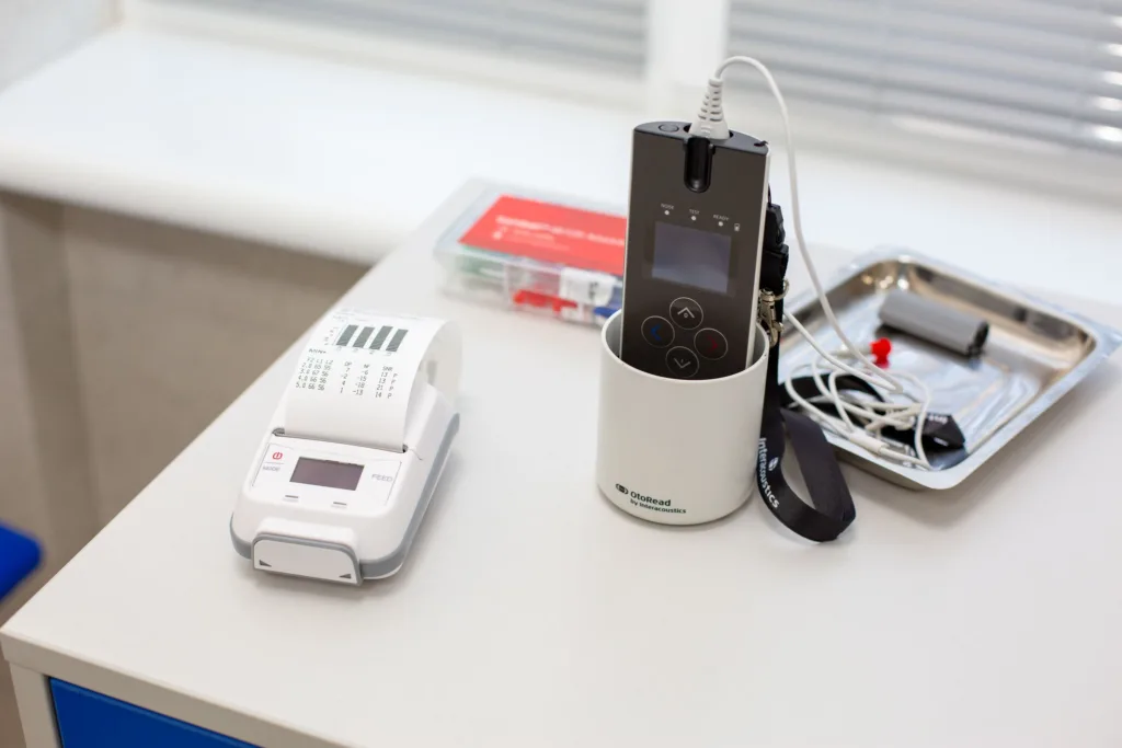 Медичне обладнання для перевірки слуху в клініці