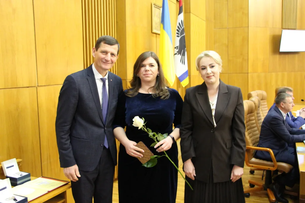 Нагородження у залі з українським прапором