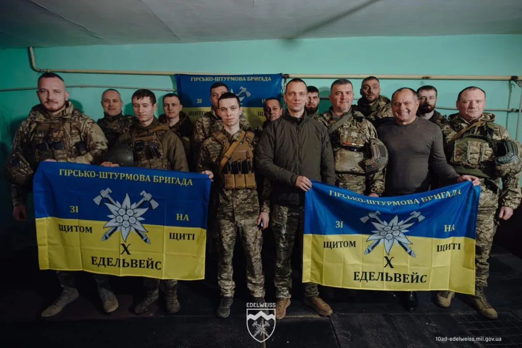 Військові бригади Едельвейс із прапорами України