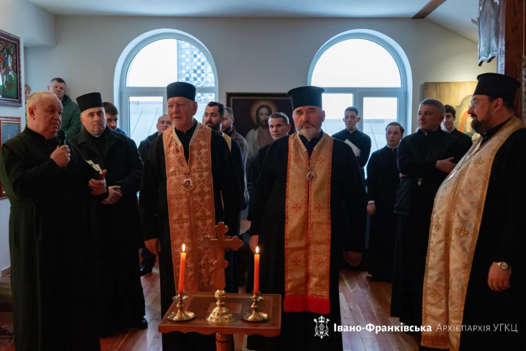 Священники під час молитви в храмі Івано-Франківська