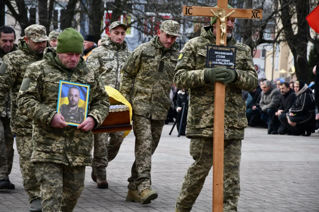 Військові несуть труну загиблого солдата
