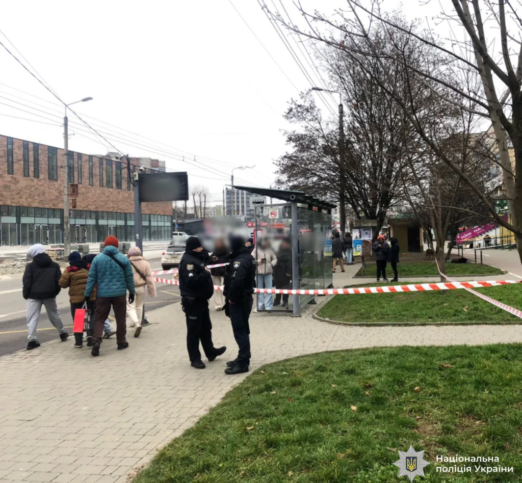 Поліція перекрила зупинку громадського транспорту у місті