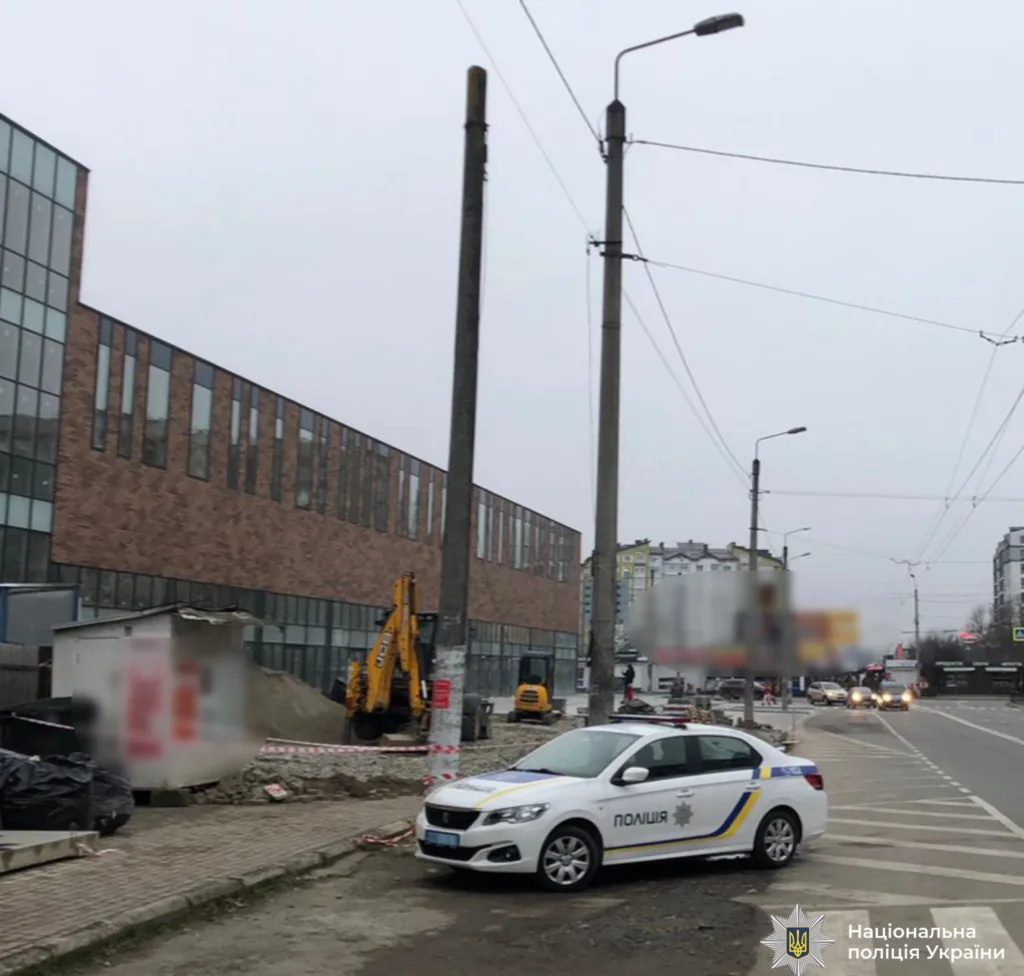 Поліцейський автомобіль біля будівництва на міській вулиці