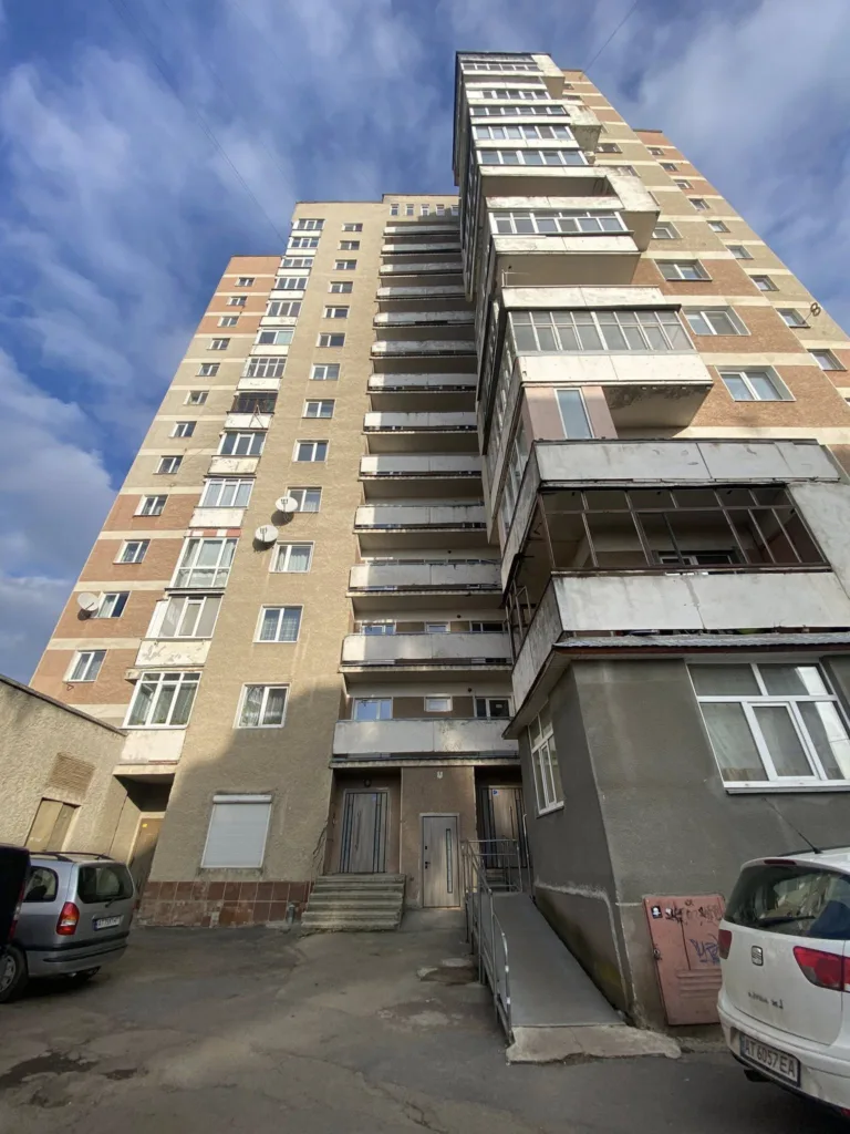Багатоповерховий житловий будинок із балконами та пандусом