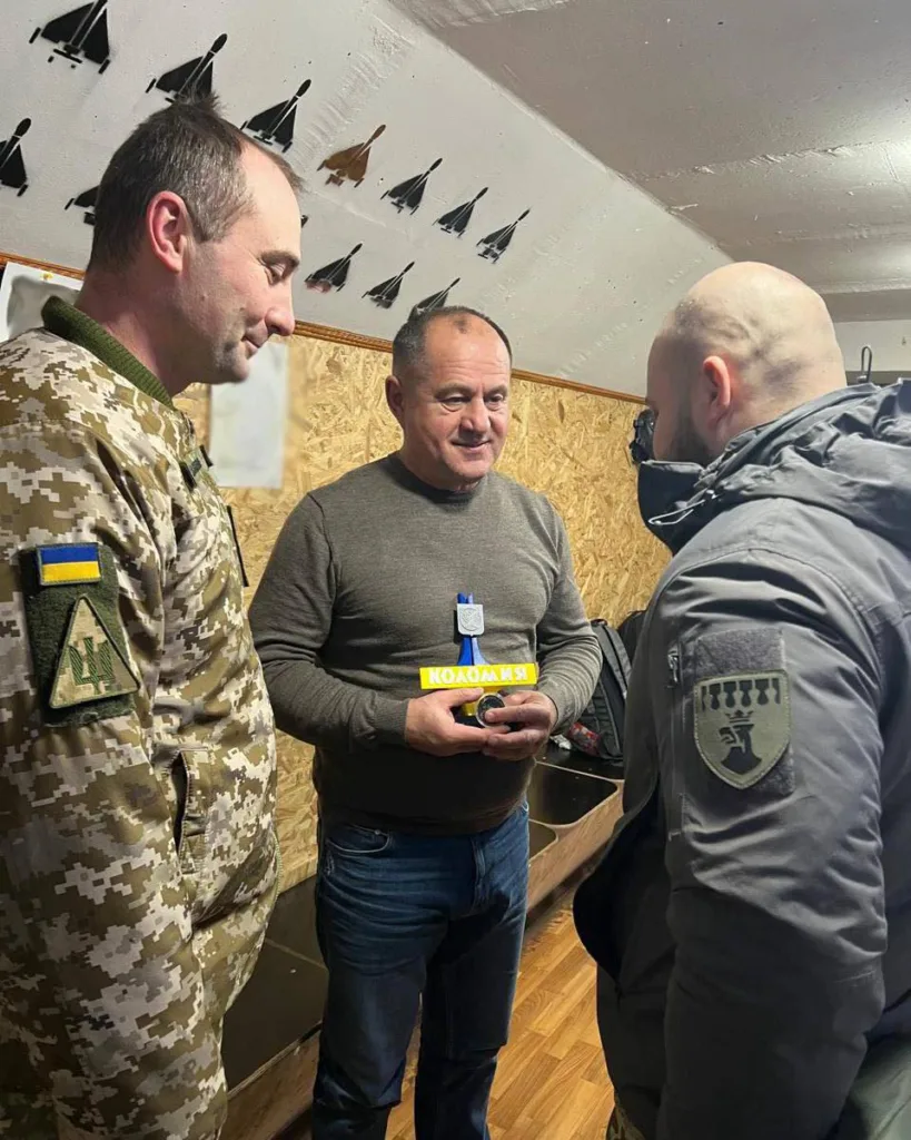 Військові спілкуються у приміщенні з відзнакою Коломия