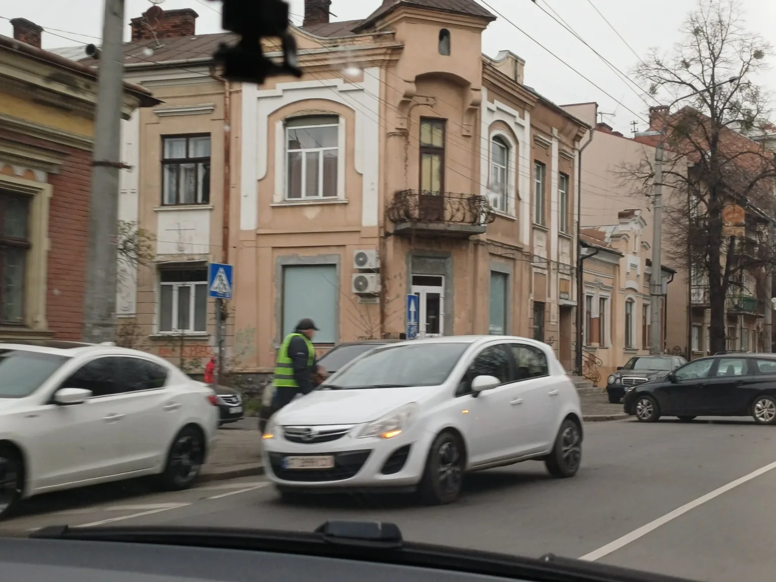 Міська вулиця з автомобілями та старими будинками