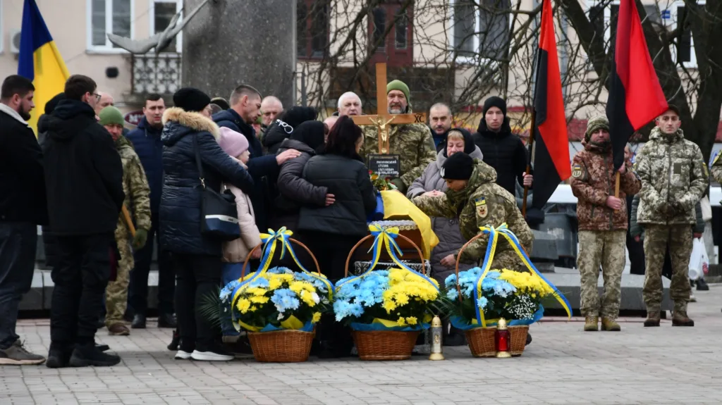 Прощання з українським військовим героєм на площі