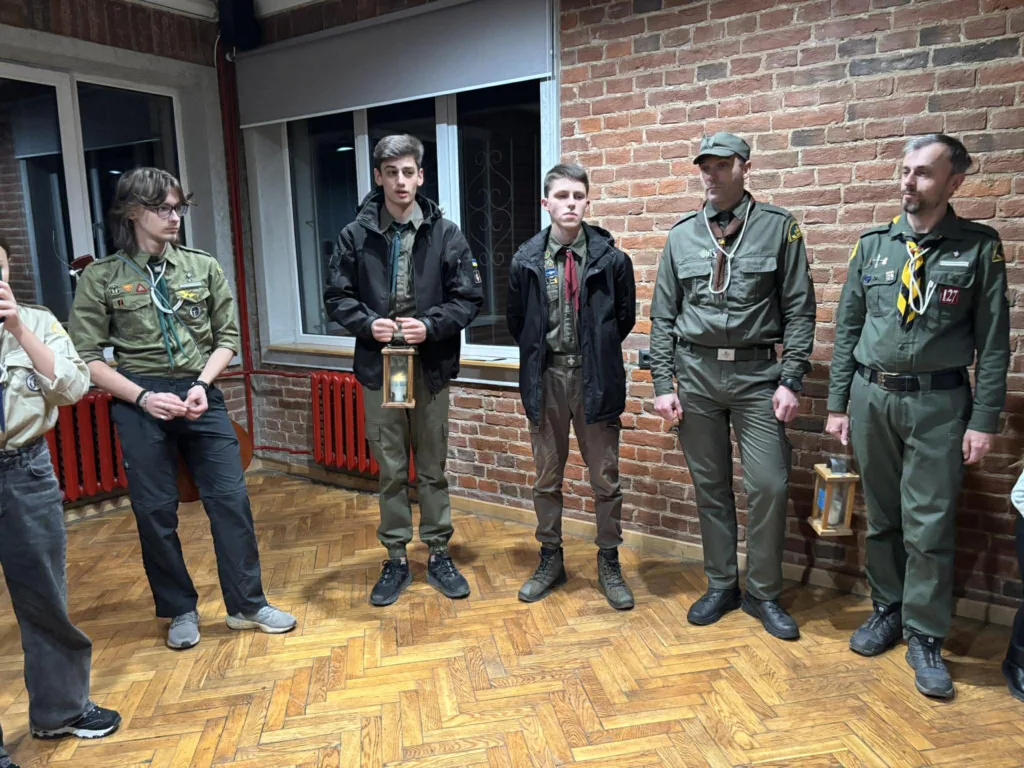 Скаути стоять у приміщенні з ліхтарями