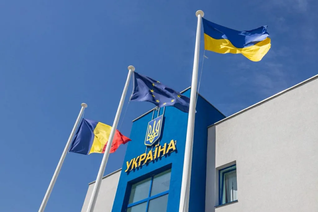 Будівля з прапорами України, ЄС і Румунії