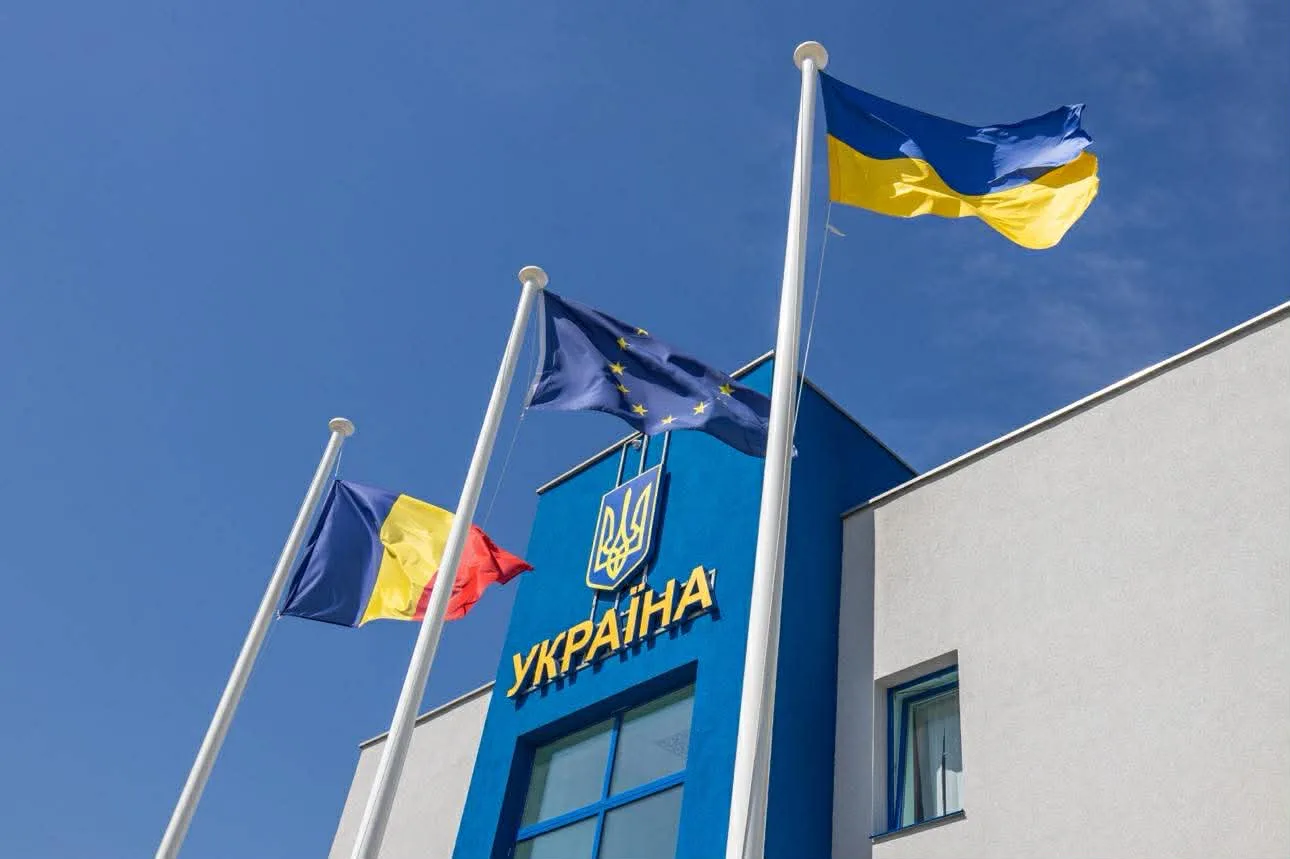 Будівля з прапорами України, ЄС і Румунії