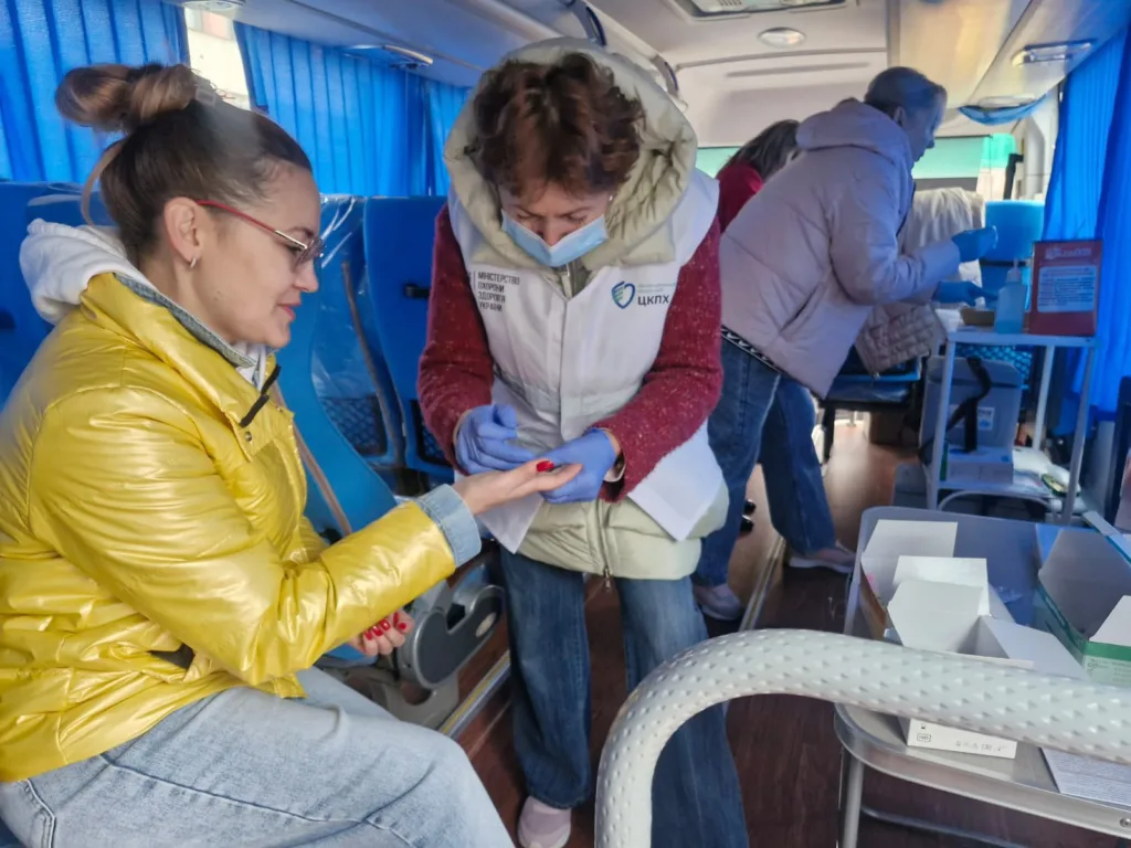 Медики проводять аналіз крові у мобільному пункті