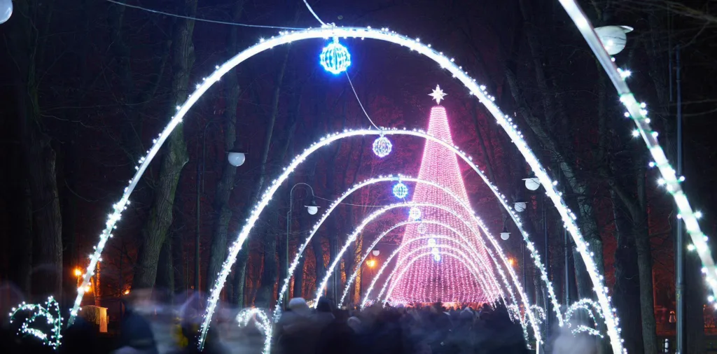 Новорічна алея з яскравими вогнями та ялинкою