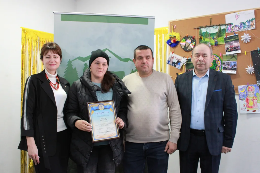 Вручення грамоти жінці на урочистому заході