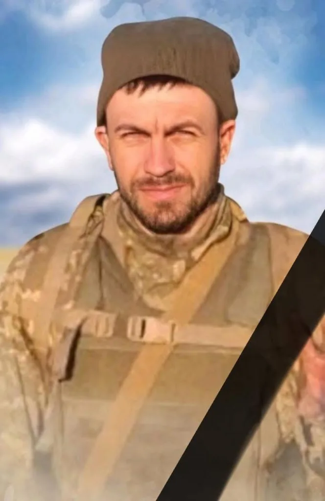 Український військовий у формі на вулиці