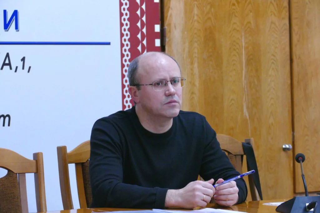 Чоловік на зустрічі в офісі