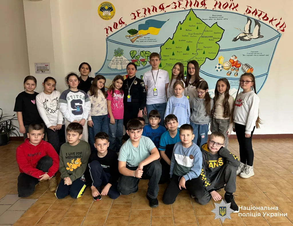 Діти та поліцейські під час освітньої зустрічі