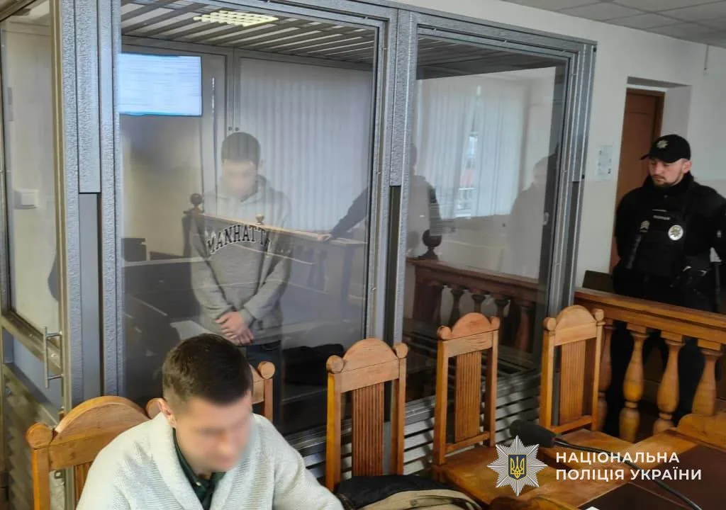 Підозрюваний у судовій залі під охороною поліції