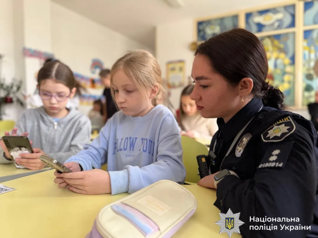 Поліцейська допомагає дітям у класі