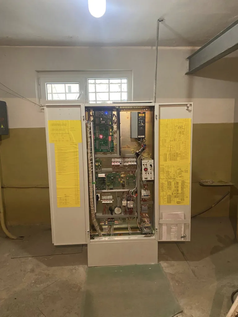 Відкритий електричний щит з платами та кабелями