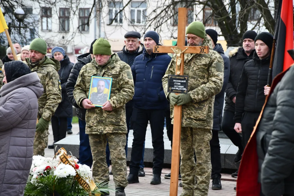 Військові на прощанні з полеглим героєм України