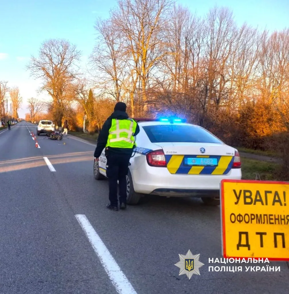 Поліція оформлює ДТП на заміській дорозі