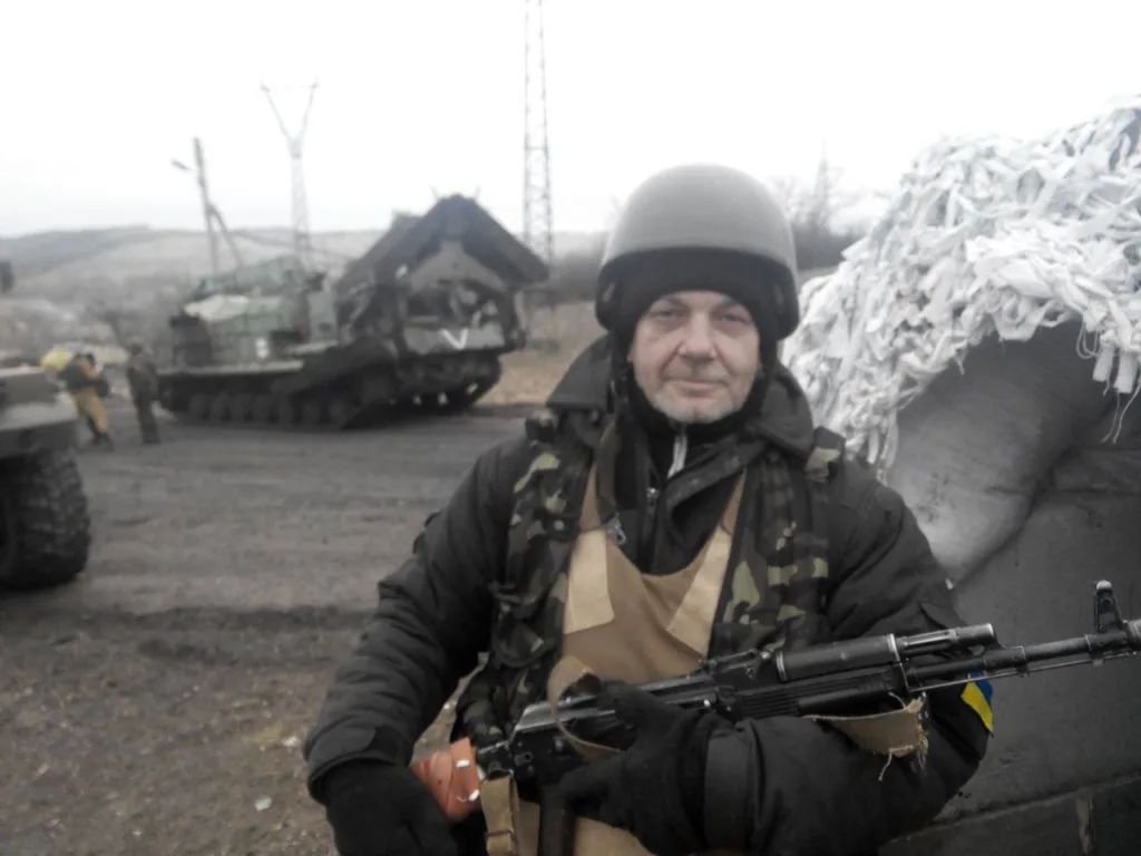 Український військовий з автоматом на передовій