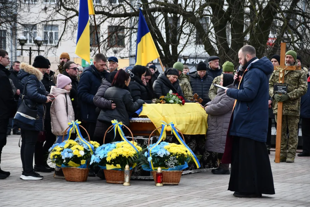 Прощання з військовим героєм під українськими прапорами