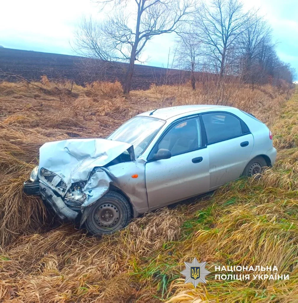 Пошкоджений автомобіль у кюветі після аварії