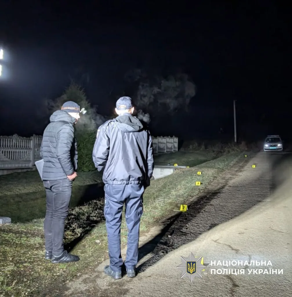 Поліцейські оглядають місце події вночі