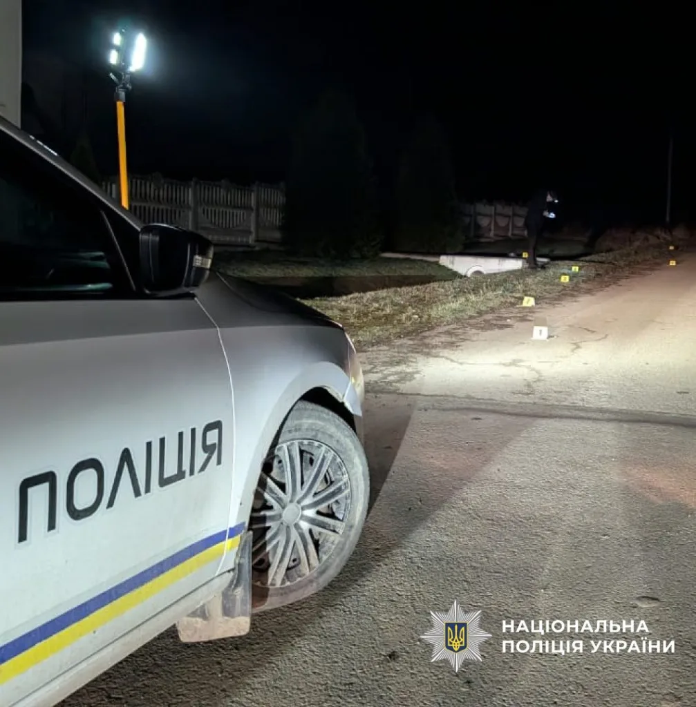 Поліцейська машина на місці злочину вночі