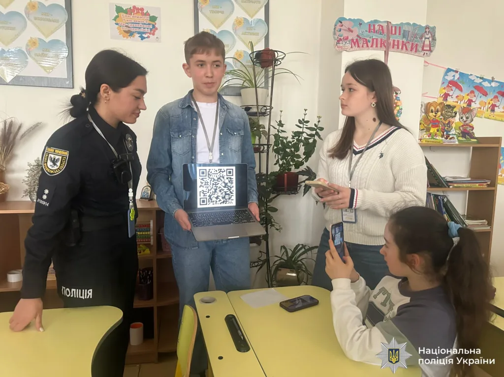 Поліцейська та діти обговорюють QR-код у класі